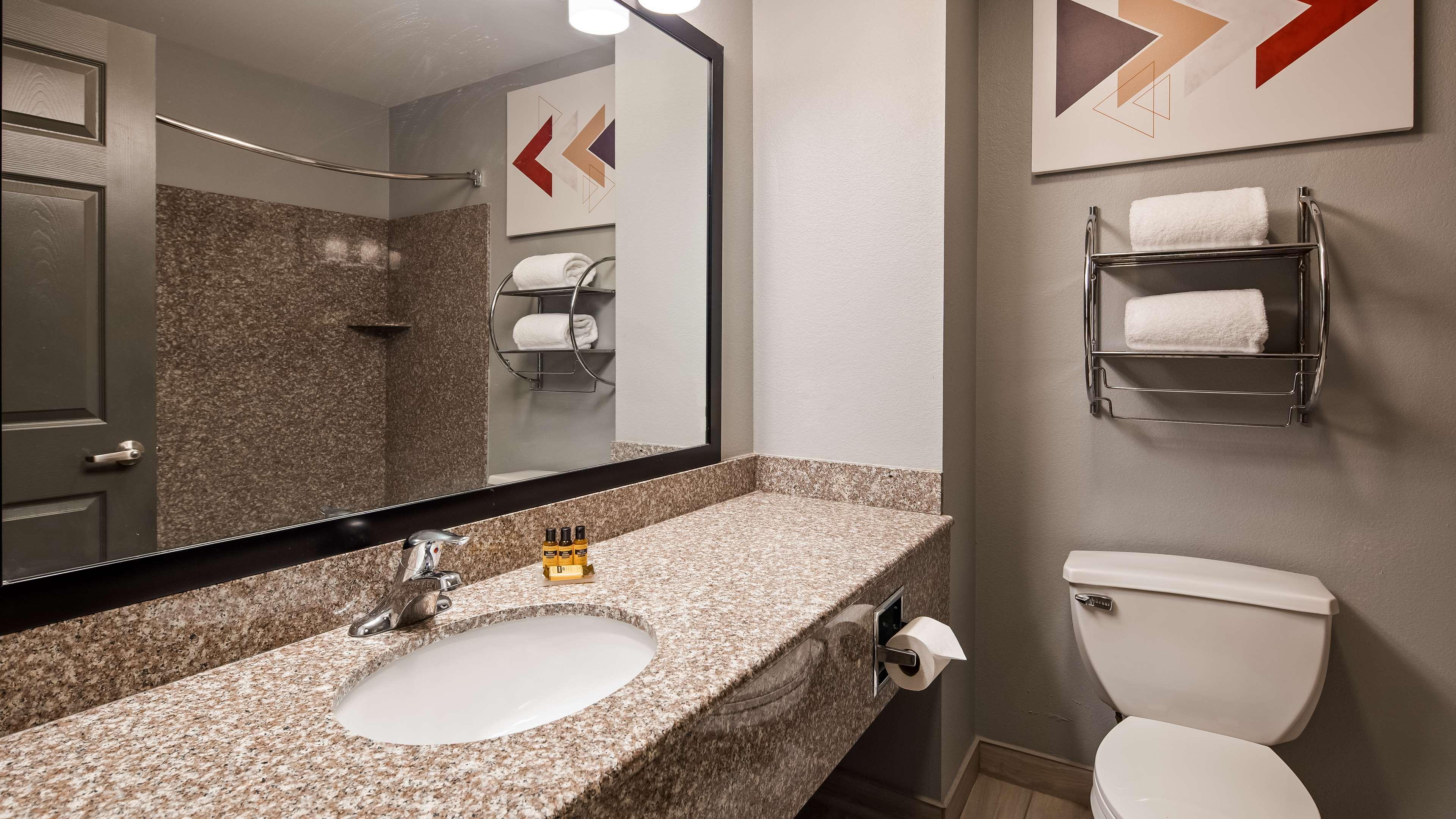Best Western Plus New Cumberland Bagian luar foto