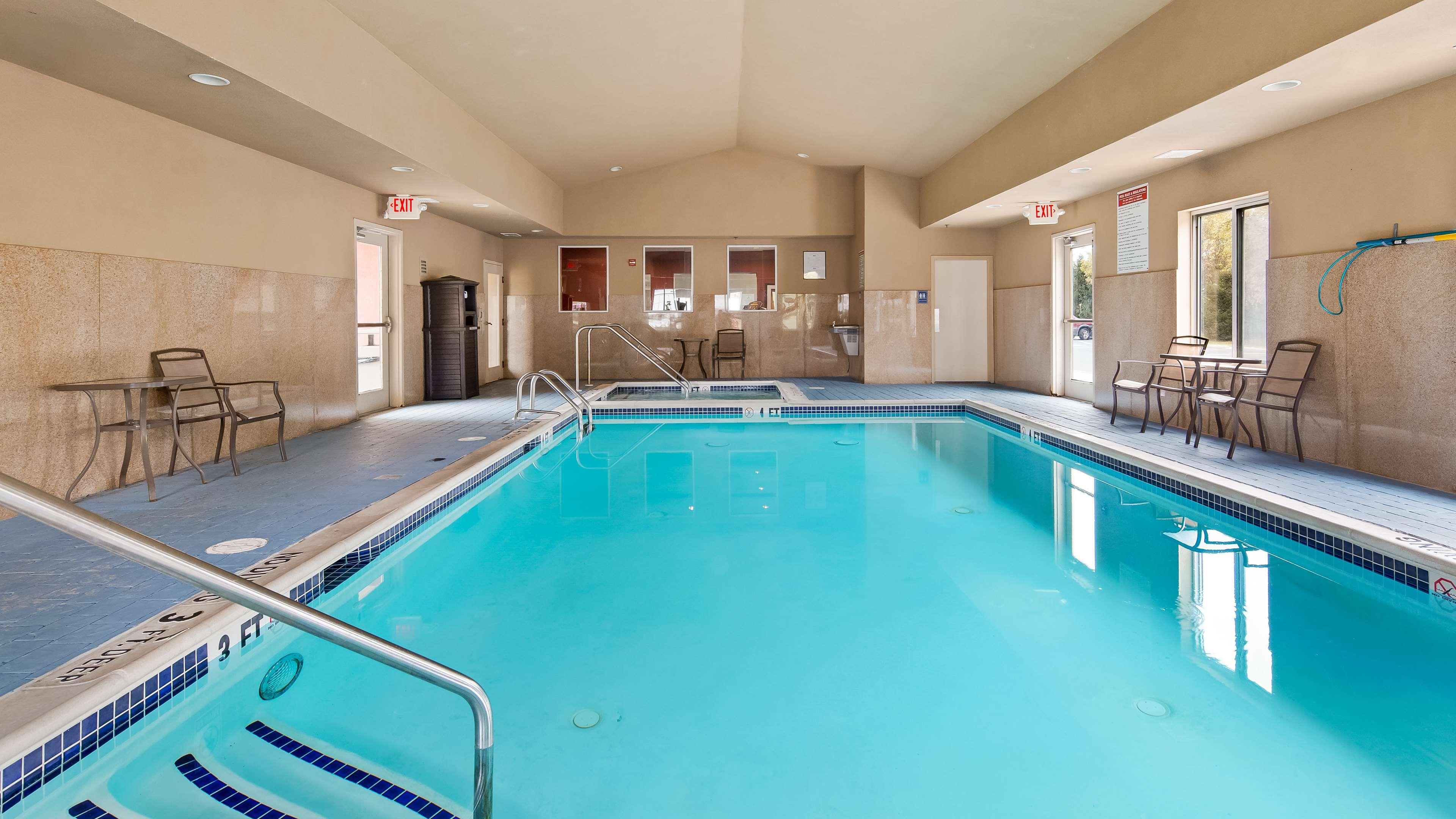 Best Western Plus New Cumberland Bagian luar foto