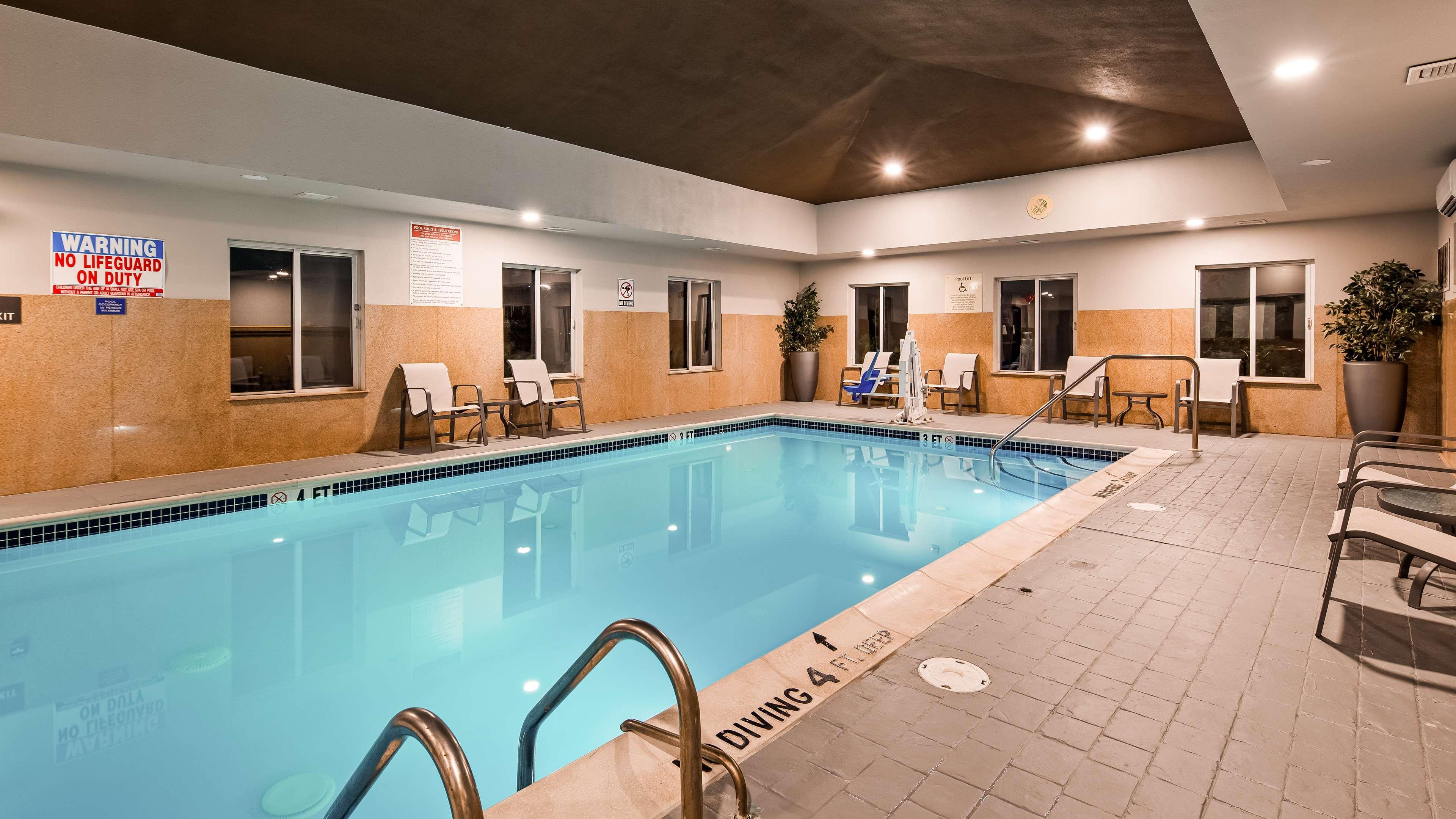 Best Western Plus New Cumberland Bagian luar foto