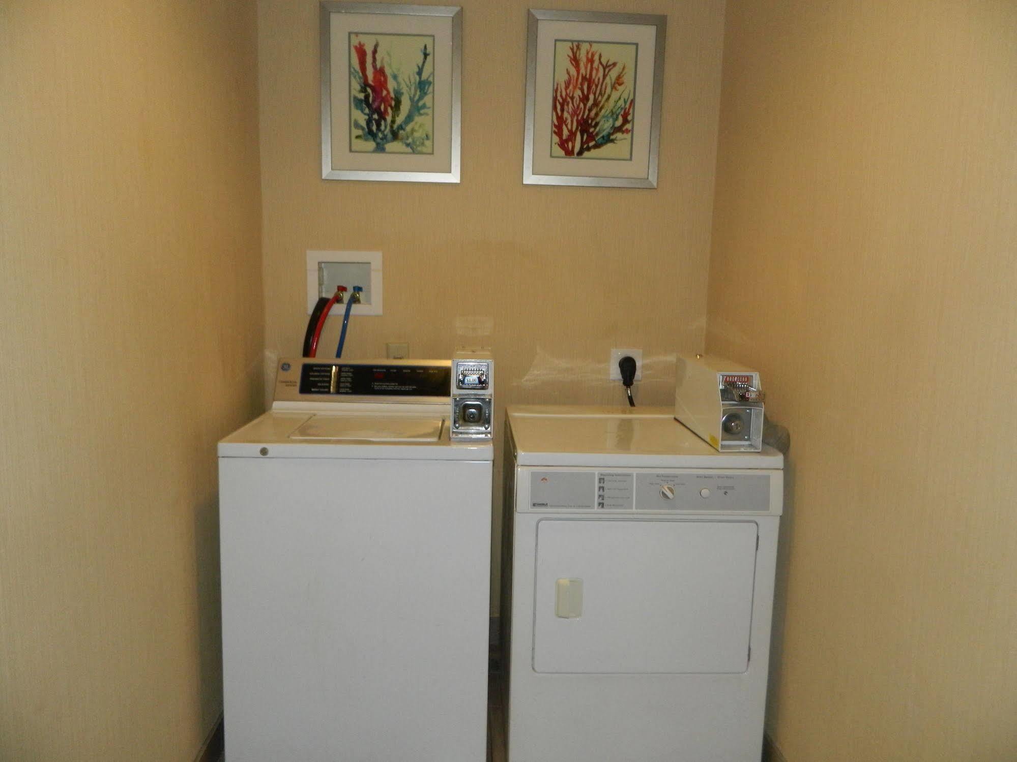 Best Western Plus New Cumberland Bagian luar foto